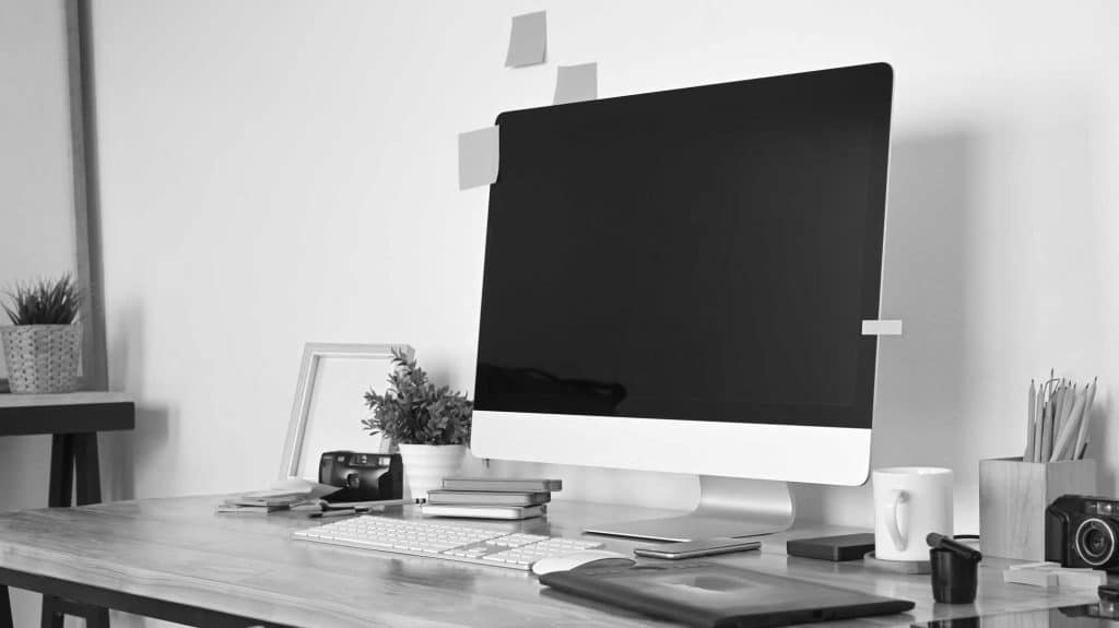 Un eordinateur couvert de post-it : c'est du passé pour les clients qui n'avaient pas de secrétaire administrative freelance