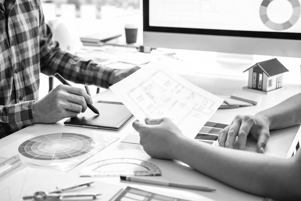 Une personne lit un schéma complexe, c'est du passé pour ceux qui ont choisi les services de Pauline Soreda